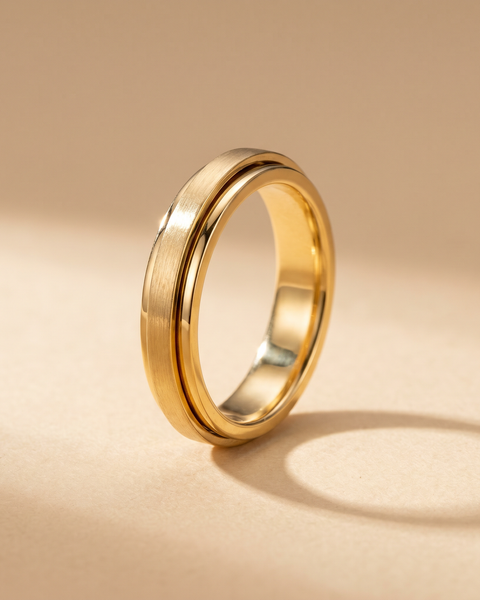 Anillo Calma: anillo giratorio de acero con baño de oro, banda interior visible