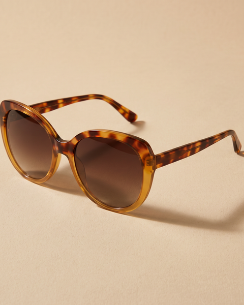 Gafas Vera oversized en tono carey sobre fondo arena