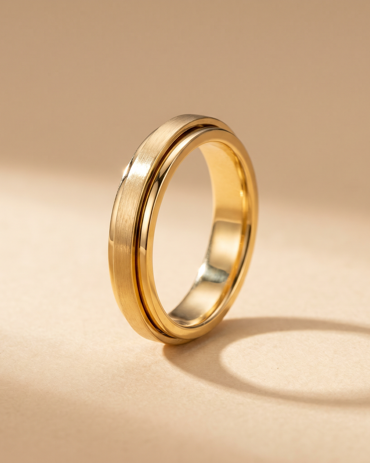 Anillo Calma: anillo giratorio de acero con baño de oro, banda interior visible