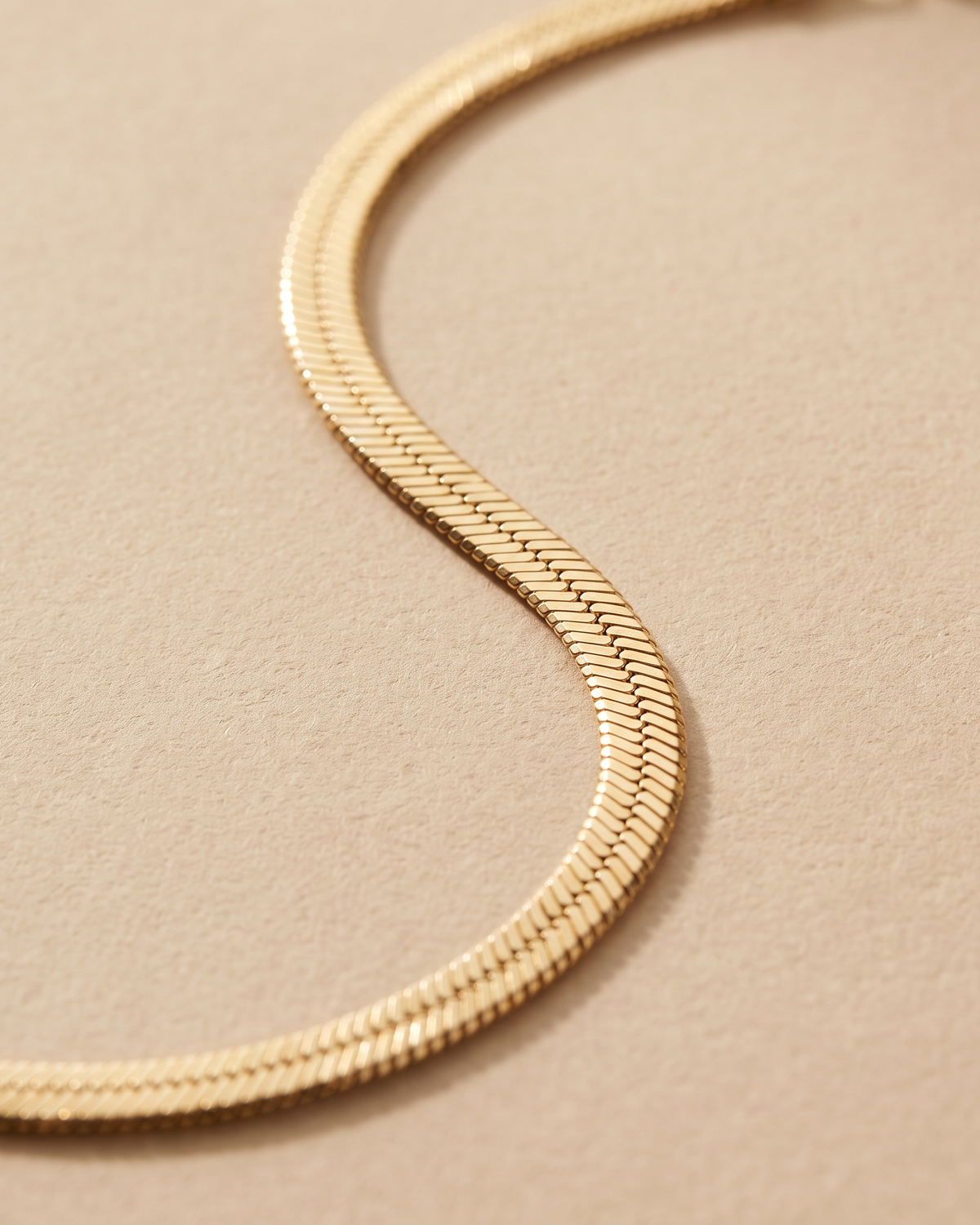 Gargantilla Sol de cadena espiga en oro 18k sobre fondo arena