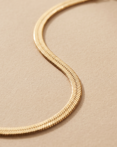 Gargantilla Sol de cadena espiga en oro 18k sobre fondo arena