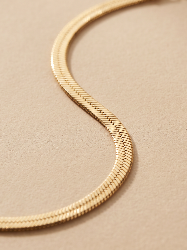 Gargantilla Sol de cadena espiga en oro 18k sobre fondo arena