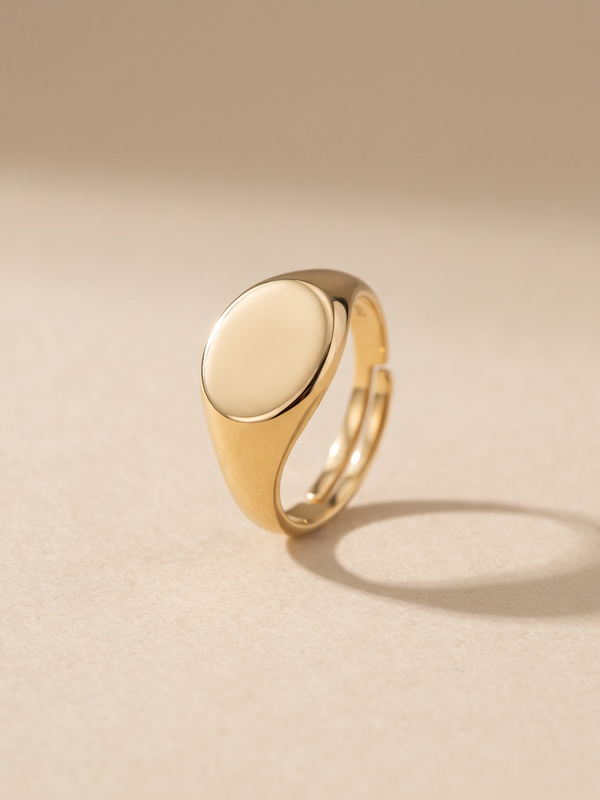 Anillo Sello ajustable en oro 18k sobre fondo arena