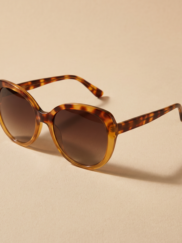 Gafas Vera oversized en tono carey sobre fondo arena