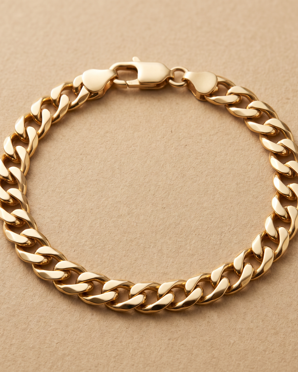 Pulsera Cadena de eslabones en oro 18k sobre fondo arena