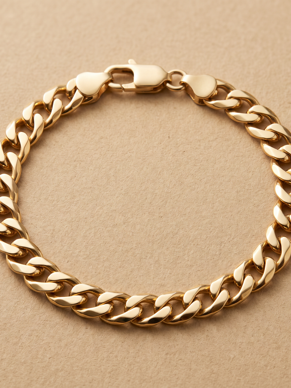 Pulsera Cadena de eslabones en oro 18k sobre fondo arena