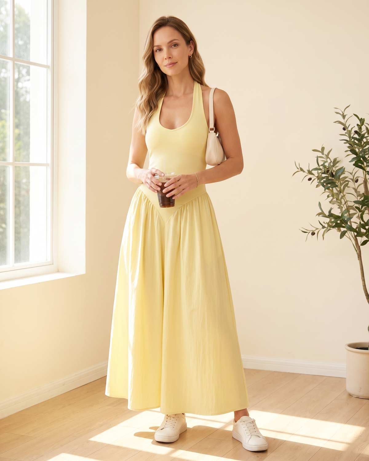 Vestido halter maxi amarillo, look de día con zapatillas